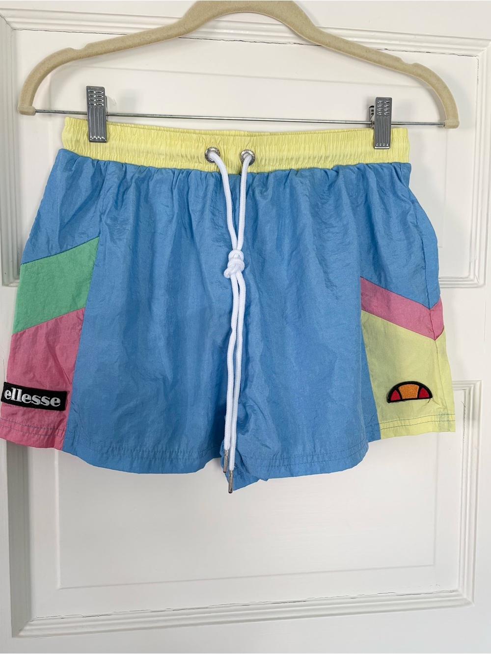 Ellesse Women’s Shorts Size Medium Unlined Retro Look. Blue/Pink/yellow